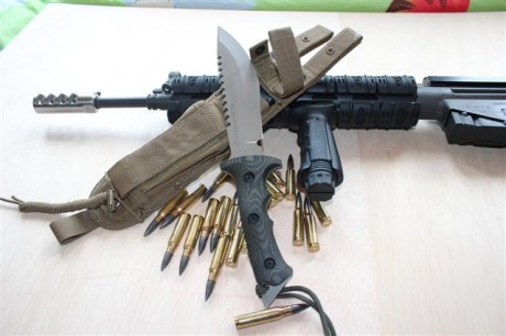 hola,aqui os presento a una bestia de combate recien llegada.es un cuchillo de combate de la casa treeman.tiene 01