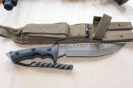 hola,aqui os presento a una bestia de combate recien llegada.es un cuchillo de combate de la casa treeman.tiene 12