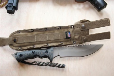 hola,aqui os presento a una bestia de combate recien llegada.es un cuchillo de combate de la casa treeman.tiene 10