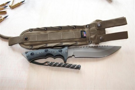 hola,aqui os presento a una bestia de combate recien llegada.es un cuchillo de combate de la casa treeman.tiene 22