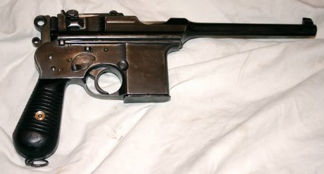 Hola Compañeros, fotos de otra pistola española que emigró a Alemania y se alistó en su Ejército -- II 171