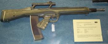 Responde a RH-70 o rheinmetall 70

Pensado en 5,56x45 NATO, con mecanismo de G3.
Lo tenemos en un museo 00