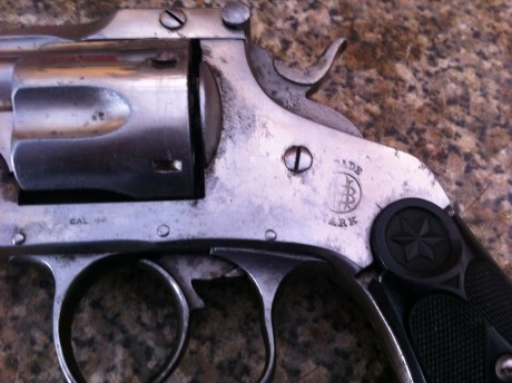 Me ofrecen este revolver en muy buen estado. Pero hay algo que me sorprende (maldita falta experiencia). 01
