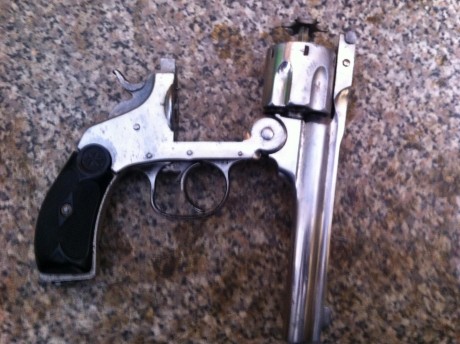 Me ofrecen este revolver en muy buen estado. Pero hay algo que me sorprende (maldita falta experiencia). 20