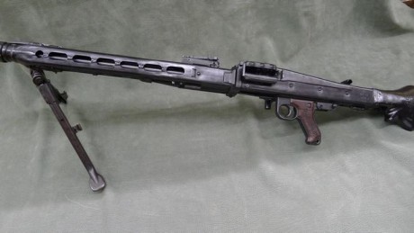 Hola a tod@s.
Pues el arma en cuestión es una MG42 desmilitarizada calibre 8x57 en uso,la única pega que 120
