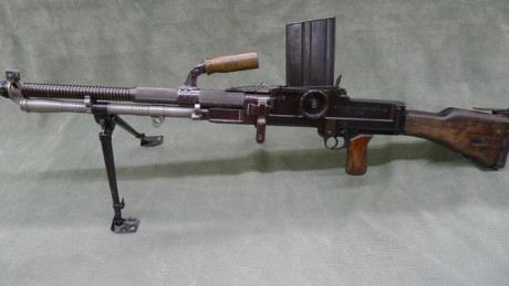 Hola a tod@s.
Pues el arma en cuestión es una MG42 desmilitarizada calibre 8x57 en uso,la única pega que 40