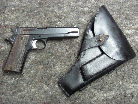 Hola Compañeros, fotos de otra pistola española que emigró a Alemania y se alistó en su Ejército -- II 40
