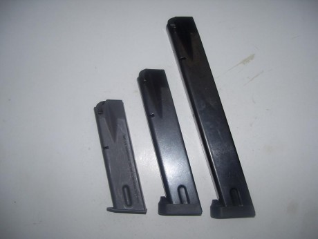 Hola vendo varios cargadores de la pistola Beretta 92 F , los normales son militares de 15 cartuchos , 01
