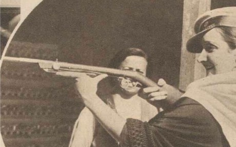 Aparte de la gracil señorita de la fotografia decirosm que procede del periodico Ahora del 14 de junio 00
