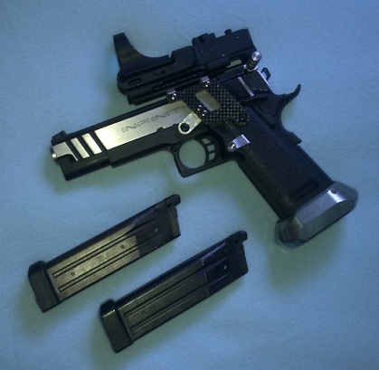 Esta es mi pistola modificada de IPSC OPEN
La base es una TM 5.1
Corredera de aluminio
magwell
tirador 01