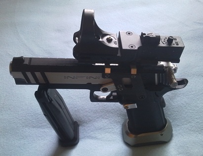 Esta es mi pistola modificada de IPSC OPEN
La base es una TM 5.1
Corredera de aluminio
magwell
tirador 00
