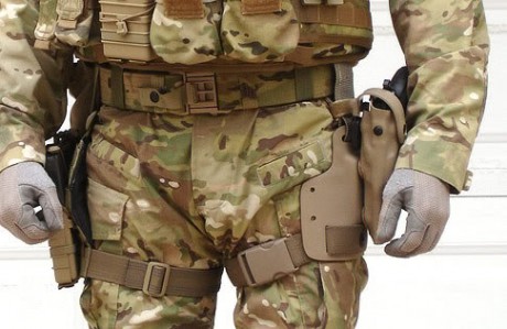 Cada vez es más frecuente el encontrarme Agentes, sobre todo del C.N.P., con su pistola en una funda de 130