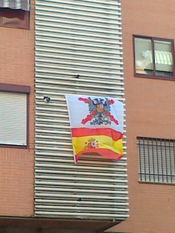 Supongo que por vuestros barrios y ciudades la moda de la bandera de España en los balcones durante la 00