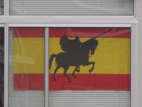 Supongo que por vuestros barrios y ciudades la moda de la bandera de España en los balcones durante la 100