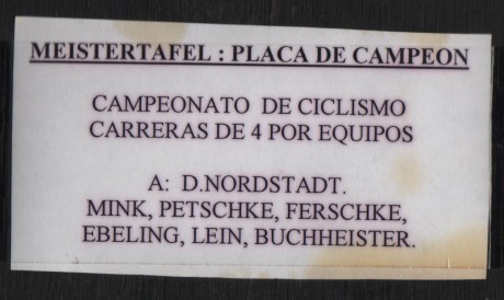 Pues esto no es una historia militar es solo una placa de la asociacion ciclista alemana, el emblema se 00