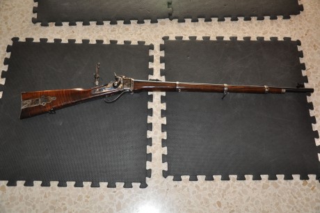 Tengo un Sharps del 45-70 con el que habitualmente tiro y uso pólvora negra con cargas variadas entre 70