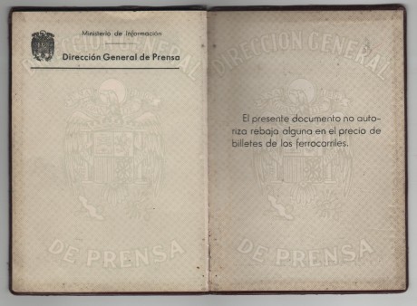 Hola soy colecionista de documentos antiguos o curiosos en este caso es un curioso carnet de peridista 01