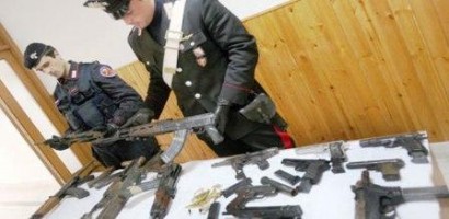 HOLA,aqui os dejo unas fotos de armas incautadas en italia, y que iban a ser usadas para asaltar furgones 00
