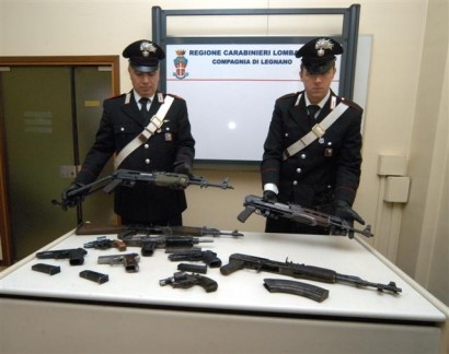 HOLA,aqui os dejo unas fotos de armas incautadas en italia, y que iban a ser usadas para asaltar furgones 10