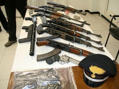 HOLA,aqui os dejo unas fotos de armas incautadas en italia, y que iban a ser usadas para asaltar furgones 20