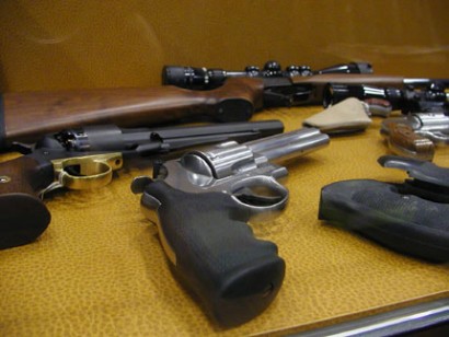 HOLA,aqui os dejo unas fotos de armas incautadas en italia, y que iban a ser usadas para asaltar furgones 52