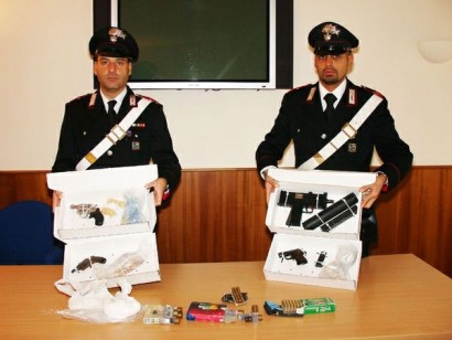 HOLA,aqui os dejo unas fotos de armas incautadas en italia, y que iban a ser usadas para asaltar furgones 50
