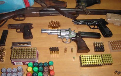 HOLA,aqui os dejo unas fotos de armas incautadas en italia, y que iban a ser usadas para asaltar furgones 61