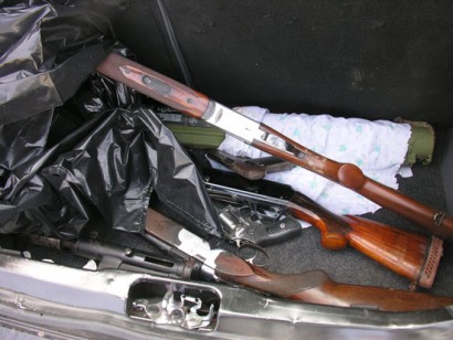 HOLA,aqui os dejo unas fotos de armas incautadas en italia, y que iban a ser usadas para asaltar furgones 60
