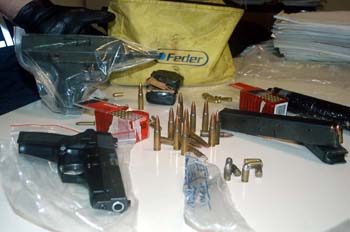 HOLA,aqui os dejo unas fotos de armas incautadas en italia, y que iban a ser usadas para asaltar furgones 70