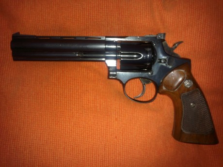 Hola.
Aquí os pongo la foto de un revolver LLAMA para ver si me podéis decir de que modelo se trata.
Es 00