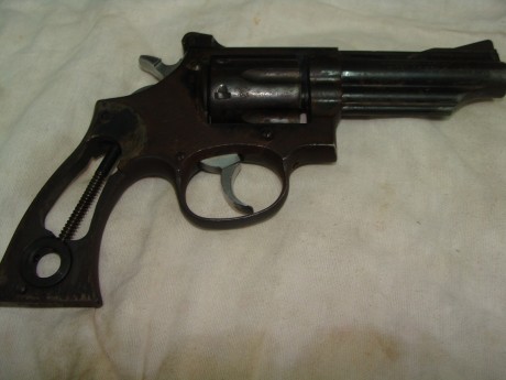 Hola compañero teneis por casualidad el despiece completo de este revolver,por que lo encuentro en la 60