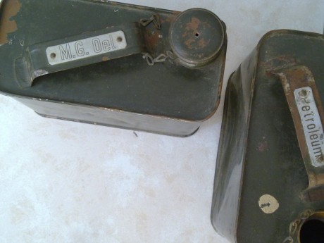 buenas tardes
un amigo mio coronel me ha regalado algunas cosillas 
se trata de estas dos latas en una 02