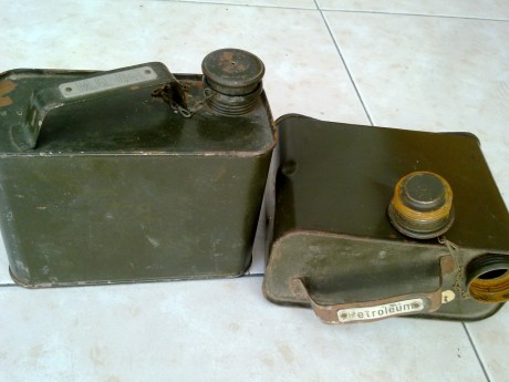 buenas tardes
un amigo mio coronel me ha regalado algunas cosillas 
se trata de estas dos latas en una 01