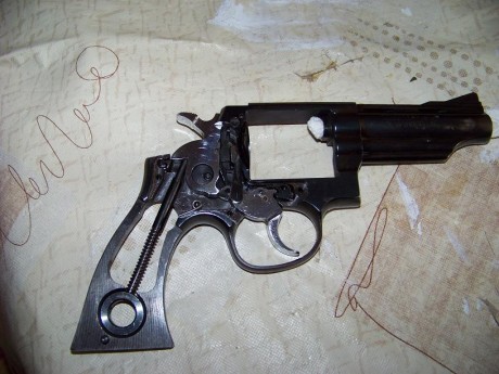Hola compañero teneis por casualidad el despiece completo de este revolver,por que lo encuentro en la 80