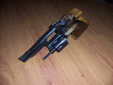 Hola compañero teneis por casualidad el despiece completo de este revolver,por que lo encuentro en la 111