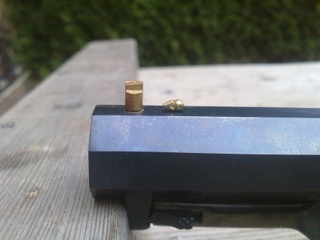 Rogaría a los sabios foreros me comentaran como se desmonta el punto de mira del revolver 1849 pocket 10