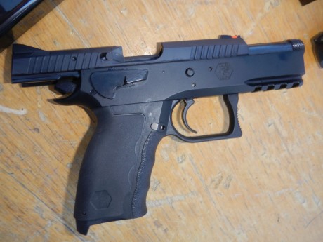 Nueva creación que parece interesante.
https://www.sphinxarms.com/

Modelo:
https://www.sphinxarms.com/press/files/Sphinx%20-%20SDP%20Line%20-%20Add%20-%20A4.pdf

https://www.pitchengine.com/sphinxarms/introducing-the-sphinx-sdp-compact-pistol

https://youtu.be/r24hxb2y3MI
 60