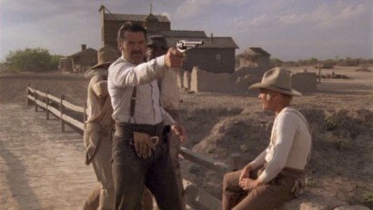 Compañeros,

En vista de las ganas de algunos (Elcafe, Wilcow, Vrakk, etc) por adivinar armas de películas 90