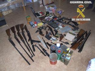 Formando parte de un arsenal.Detenido en Gijón un hombre que guardaba 71 armas y más de 3.500 cartuchos.Detenido 00