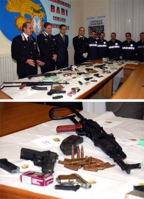 HOLA,aqui os dejo unas fotos de armas incautadas en italia, y que iban a ser usadas para asaltar furgones 122