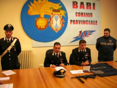 HOLA,aqui os dejo unas fotos de armas incautadas en italia, y que iban a ser usadas para asaltar furgones 132