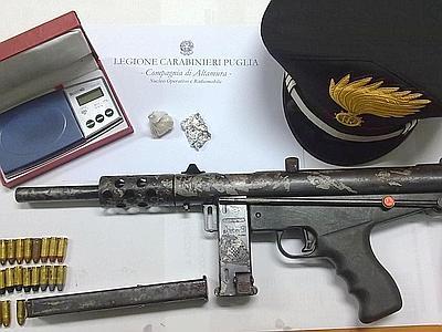 HOLA,aqui os dejo unas fotos de armas incautadas en italia, y que iban a ser usadas para asaltar furgones 131