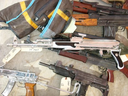 HOLA,aqui os dejo unas fotos de armas incautadas en italia, y que iban a ser usadas para asaltar furgones 130