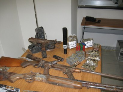 HOLA,aqui os dejo unas fotos de armas incautadas en italia, y que iban a ser usadas para asaltar furgones 140