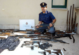 HOLA,aqui os dejo unas fotos de armas incautadas en italia, y que iban a ser usadas para asaltar furgones 161