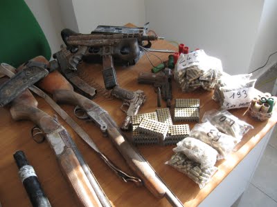 HOLA,aqui os dejo unas fotos de armas incautadas en italia, y que iban a ser usadas para asaltar furgones 170