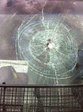 Hola a todos. El otro día vi unas fotos de una furgoneta de la UIP con agujeros hechos por los cohetes 12