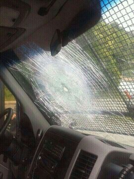 Hola a todos. El otro día vi unas fotos de una furgoneta de la UIP con agujeros hechos por los cohetes 11