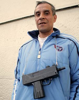 hay Juan carlos hijo mio donde vas con eso.......por la calle. 

En la imagen Juan Carlos Fernandez Lopez, 00
