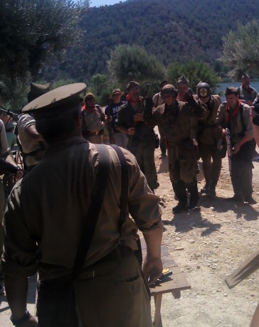  Buen corto !! pero hay una gran pega!! esos uniformes ni siquiera son españoles y esas escopetas de caza 70